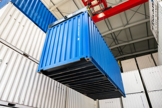 Opslagcontainer wordt veilig verplaatst in een professionele opslaghal van De Jong Verhuizingen.