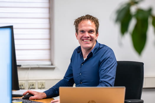 Medewerker van opslag- en verhuisbedrijf helpt klanten bij het aanvragen van een offerte.