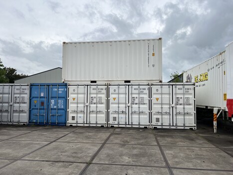 Rij opslagcontainers op buitenterrein voor containeropslag bij De Jong Verhuizingen.