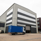 Particuliere opslaglocatie met moderne opslaghal en container voor veilige opslag.