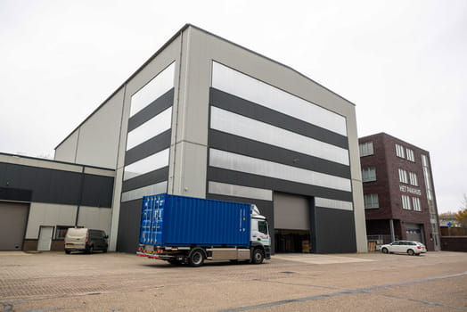 Particuliere opslaglocatie met moderne opslaghal en container voor veilige opslag.