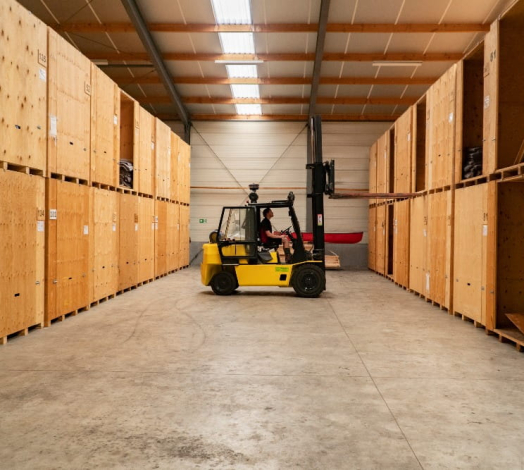 Beveiligde self-storage met houten opslagkisten voor inboedelopslag in Friesland.